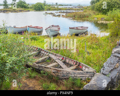 Une barque abandonnée au passage Rock Pier, près de la ville de Headford dans le comté de Galway, Irlande. Banque D'Images