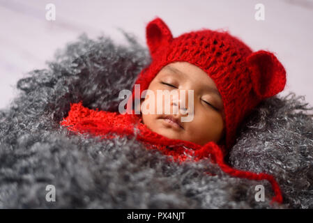 Beautiful smiling baby,beau bébé endormi.j'ai pris cette photo quand elle sourit.après plusieurs fois, j'ai réussi à capturer cette image. Banque D'Images