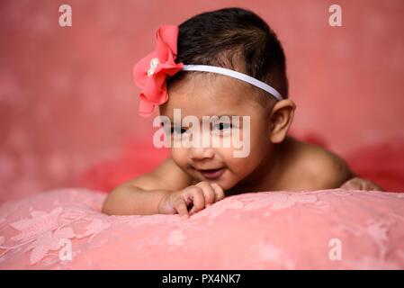 Beautiful smiling baby,beau bébé endormi.j'ai pris cette photo quand elle sourit.après plusieurs fois, j'ai réussi à capturer cette image. Banque D'Images