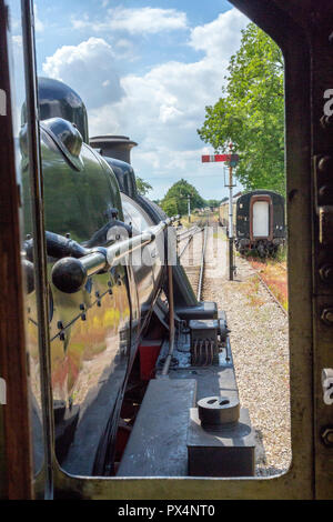 Vue depuis le plancher de LMS ex 2-6-0 Ivatt loco vapeur 46447 Cranmore laissant à l'Est de la gare ferroviaire de Somerset Somerset, England, UK Banque D'Images