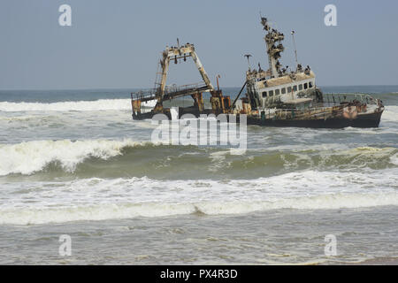 Gestrandeter Fischtrawler «Zeila' bei Henties Bay, Skelettküste Nester, des Weißbrustkormoran Dorob Parc National, Atlantischer Ozean, Namibie Banque D'Images