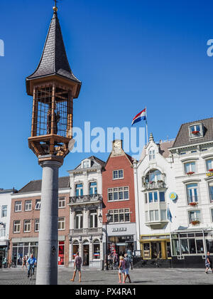 'S-Hertogenbosch, Pays-Bas - Août 2018 : Petite tour avec statue de Sainte Marie portant Jésus sur la place du marché dans le centre-ville Banque D'Images