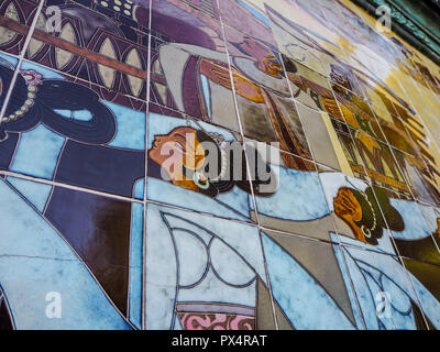 Libre d'une jeune chinoise en chinois une peinture murale représentant le rituel du culte du soleil dans le temple du soleil dans le district de Chaoyang à Beijing, Chine Banque D'Images