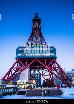 Sapporo TV Tower - le Sapporo TV Tower a été construit dans le Nord de la ville japonaise de Sapporo, Hokkaido en 1957 147,2 mètres de haut. Architecte Tachū Naitō Banque D'Images