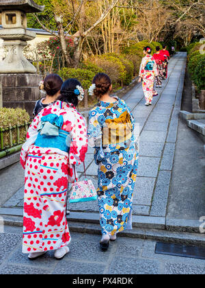 Japon Kyoto Kimono vêtements traditionnels japonais - les femmes à pied au temple vêtus de robes kimono traditionnel japonais dans la ville de Kyoto Banque D'Images