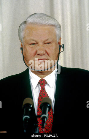 Le Président russe Boris Eltsine après la fin de deux jours de rencontres au sommet avec le Président William Clinton, réponses aux questions des journalistes une nouvelle conférence conjointe durng dans l'East Room de la Maison Blanche, Washington DC., le 28 septembre 1994. Photo par Mark Reinstein /MediaPunch Banque D'Images