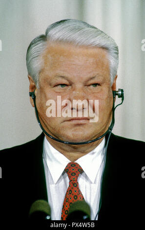 Le Président russe Boris Eltsine après la fin de deux jours de rencontres au sommet avec le Président William Clinton, réponses aux questions des journalistes une nouvelle conférence conjointe durng dans l'East Room de la Maison Blanche, Washington DC., le 28 septembre 1994. Photo par Mark Reinstein /MediaPunch Banque D'Images