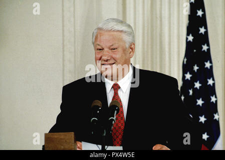 Le Président russe Boris Eltsine après la fin de deux jours de rencontres au sommet avec le Président William Clinton, réponses aux questions des journalistes une nouvelle conférence conjointe durng dans l'East Room de la Maison Blanche, Washington DC., le 28 septembre 1994. Photo par Mark Reinstein /MediaPunch Banque D'Images