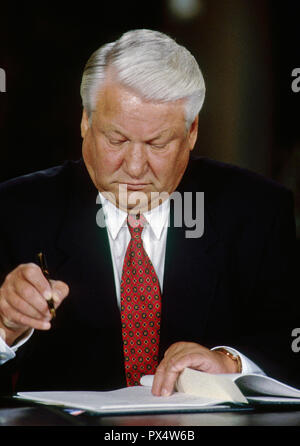 Le Président russe Boris Eltsine après la fin de deux jours de rencontres au sommet avec le Président William Clinton signe un accord pour normaliser les relations économiques avec les États-Unis une nouvelle conférence conjointe durng dans l'East Room de la Maison Blanche, Washington DC., le 28 septembre 1994. Photo par Mark Reinstein /MediaPunch Banque D'Images