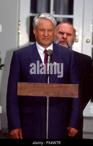 Le Président russe Boris Eltsine et Nikolayvich Le président des États-Unis George H. W. Bush prononcera une allocution dans la roseraie de la Maison Blanche, Washington DC. 20 juin 1991, à l'issue de leur réunion précédente dans le bureau ovale Crédit : Mark Reinstein/MediaPunch Banque D'Images