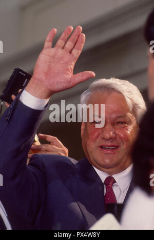 Le Président russe Boris Eltsine Nikolayvich répond aux questions des journalistes dans l'aile ouest de l'entrée de la Maison Blanche, Washington DC. 20 juin 1991 à l'issue de sa réunion précédente dans le bureau ovale avec le président George H. W. Crédit : Mark Reinstein Bush/MediaPunch Banque D'Images