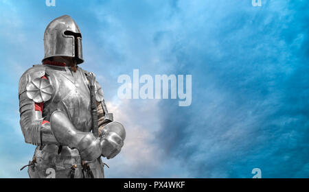 Chevalier en armure métallique et casque. Banque D'Images