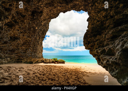 À la recherche de l'océan bleu de la grotte Banque D'Images