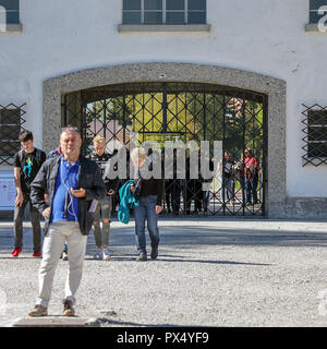 L'entrée/sortie sur le camp de concentration de Dachau en Allemagne avec les touristes/visiteurs. Banque D'Images