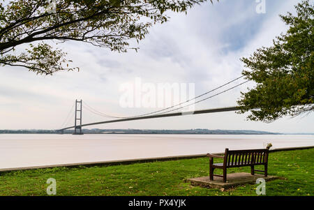 Vue sur le estuaire Humber avec le Humber Bridge en arrière-plan avec ciel d'orage à l'automne près de Hull, dans le Yorkshire, UK. Banque D'Images