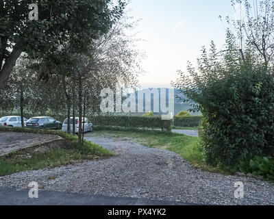 Vue sur le paysage des Langhe, un countryisde Pedmont dans très populaires en raison des bons vins et de l'alimentation Banque D'Images