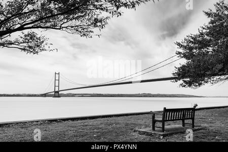 Vue sur le estuaire Humber avec le Humber Bridge en arrière-plan avec ciel d'orage à l'automne près de Hull, dans le Yorkshire, UK. Banque D'Images