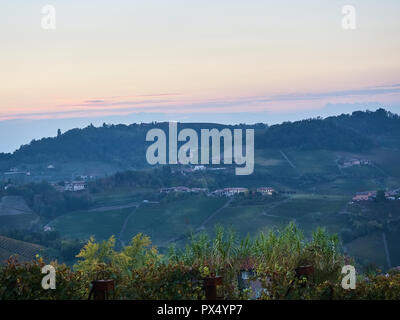 Vue sur le paysage des Langhe, un countryisde Pedmont dans très populaires en raison des bons vins et de l'alimentation Banque D'Images