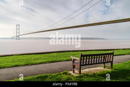 Vue sur le estuaire Humber avec le Humber Bridge en arrière-plan avec ciel d'orage à l'automne près de Hull, dans le Yorkshire, UK. Banque D'Images