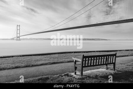 Vue sur le estuaire Humber avec le Humber Bridge en arrière-plan avec ciel d'orage à l'automne près de Hull, dans le Yorkshire, UK. Banque D'Images