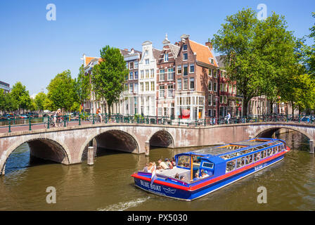 L'Amsterdam canal bateau sous les ponts du canal Leidsegracht au croisement avec canal Keizergracht Amsterdam Pays-Bas Hollande eu Europe Banque D'Images