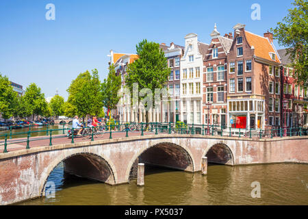 Les gens d'Amsterdam sur les bicyclettes traverser le pont du canal Keizergracht à sa jonction avec Leilesgracht Amsterdam Pays-Bas Hollande eu Europe Banque D'Images