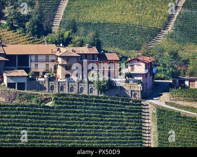 Vue sur le paysage des Langhe, un countryisde Pedmont dans très populaires en raison des bons vins et de l'alimentation Banque D'Images