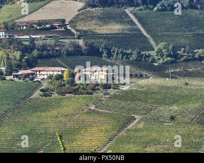 Vue sur le paysage des Langhe, un countryisde Pedmont dans très populaires en raison des bons vins et de l'alimentation Banque D'Images