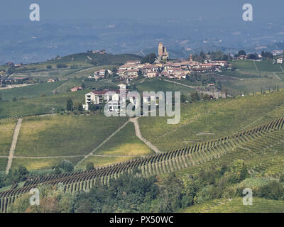 Vue sur le paysage des Langhe, un countryisde Pedmont dans très populaires en raison des bons vins et de l'alimentation Banque D'Images