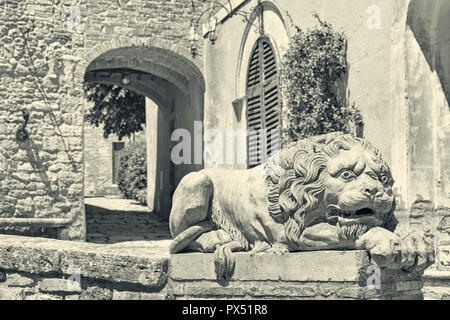 Statue de sculpture de lion à Lucignano d'Asso, Valle de Orcia, Toscane, Italie en mai - village médiéval historique - virage Banque D'Images