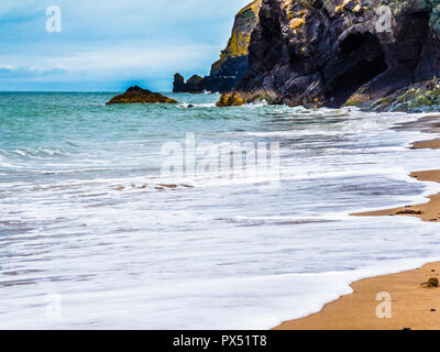 Traeth près de plage sur la côte galloise Penbryn dans Ceredigion. Banque D'Images