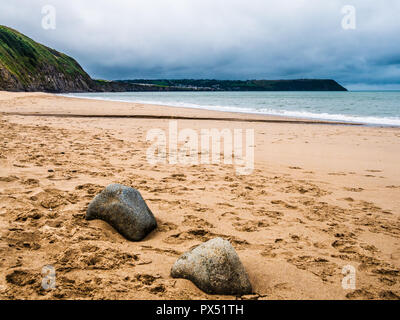 Traeth près de plage sur la côte galloise Penbryn dans Ceredigion, regard vers Aberporth. Banque D'Images