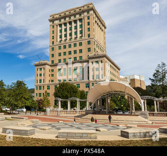 ASHEVILLE, NC, USA-10/17/18 : Les 17 étages du palais de justice du comté de Buncombe définit une behid amphiteater dans Pack Square. Banque D'Images