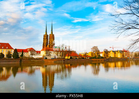 Vue sur la rivière Oder et cathédrale Saint-Jean-Baptiste à Wroclaw, la Basse Silésie, Pologne Banque D'Images