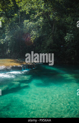 Beau, turquoise piscines naturelles de Semuc Champey, une destination touristique populaire au Guatemala Banque D'Images