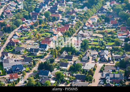 Vue aérienne d'une banlieue allemande typique, avec des maisons individuelles et de proximité, avec un vol autogire Banque D'Images