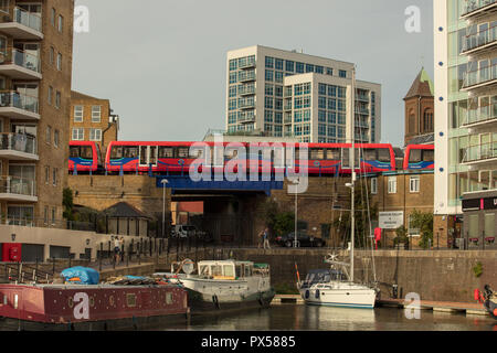 Coin tranquille de Limehouse Basin, Londres, Royaume-Uni, où les trottoirs, bateaux, bassin, grands immeubles d'habitation et le Docklands Light Railways sont tous à proximité. Banque D'Images