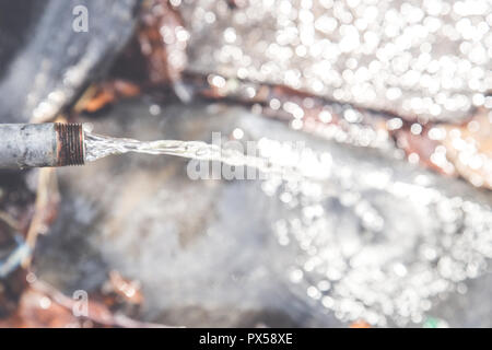 Village frais eau sortant d'une fracture d'une pipe de l'acier Banque D'Images