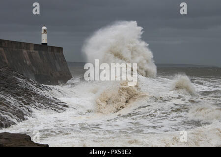 Les vagues se briser contre-lames Porthcawl Banque D'Images