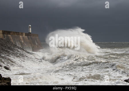 Les vagues se briser contre-lames Porthcawl Banque D'Images