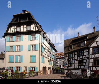 Voir de belles maisons à colombages le long du canal vu de Strasbourg France Banque D'Images