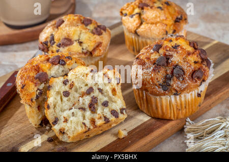 Libre de muffins aux pépites de chocolat sur une planche en bois Banque D'Images