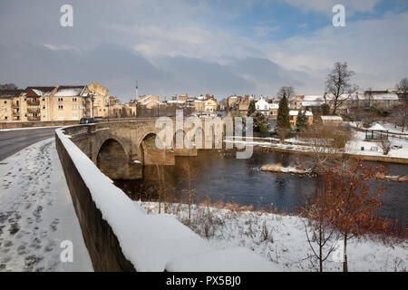 Hiver neige vue sur le pont sur la rivière Wharfe à Wetherby dans West Yorkshire Banque D'Images