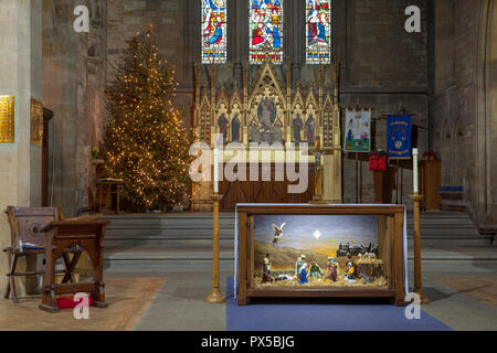 Vue de l'intérieur de la crèche, avec une scène de la nativité, l'arbre de Noël et de l'autel de l'église paroissiale de Boston Spa dans le West Yorkshire Banque D'Images