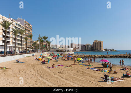 Soleil espagnol Torrevieja beach en octobre avec les gens de profiter de la mer et la météo de sable Banque D'Images