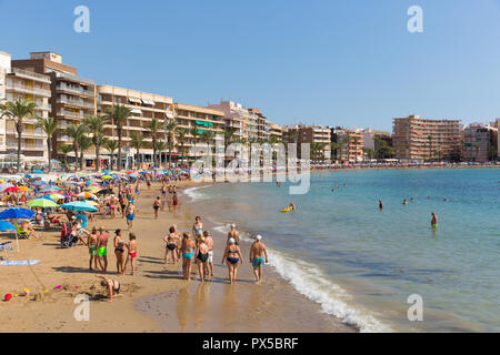 Soleil espagnol Torrevieja beach en octobre avec les gens de profiter de la mer et la météo de sable Banque D'Images