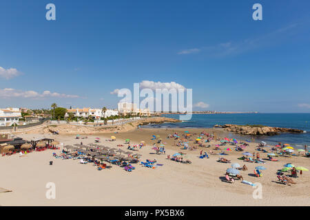 Playa Cala Capitan plage de sable près de La Zenia Espagne en soleil avec les touristes et les visiteurs Banque D'Images