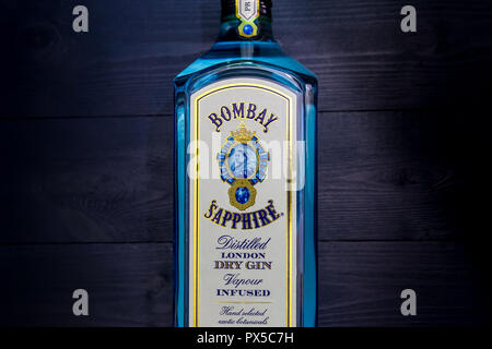 Londres - le 16 octobre 2018 : Le Gin Bombay Sapphire en bouteille en verre bleu foncé sur fond de bois Banque D'Images