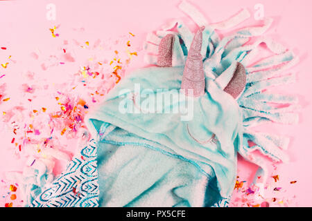 Pop art fluffy pyjamas unicorn sur fond de couleur rose pastel Banque D'Images