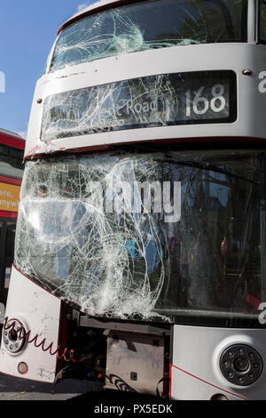 Le dommage résultant d'un pare-brise du bus de Londres après un accident impliquant trois autobus à Elephant and Castle, le 16 octobre 2018, à Londres, en Angleterre. Banque D'Images